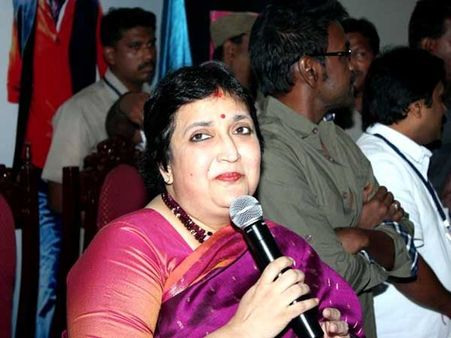 చిక్కుల్లో రజనీకాంత్ సతీమణి, ఆ సినిమా పుణ్యమే.. 6 కోట్లు ఎగ్గొట్టి ఆడుకుంటున్నారా!