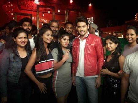 వైరల్: హాట్ భామల మధ్యలో సూపర్ స్టార్ మహేష్.. అమ్మాయిలు చూస్తే ఏమైనా ఉందా!