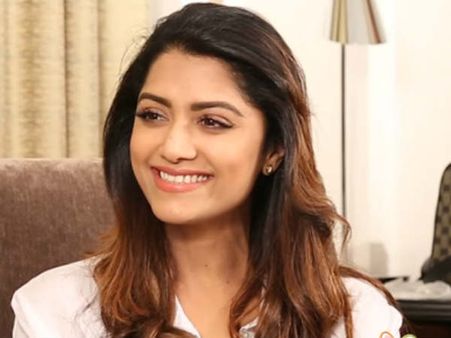 పడక గదిలోకి రమ్మన్నారంటే.. వాళ్లే కారణం.. మమత మోహన్ దాస్ సంచలన వ్యాఖ్యలు