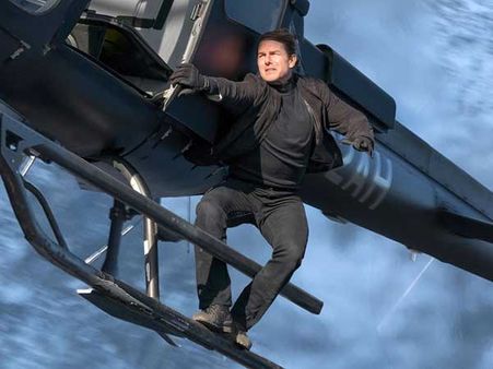 ప్రాణాలకు తెగించిన ట్రామ్ కూయిజ్..డూప్ లేకుండా.. మన హీరోలకు సాధ్యమేనా?