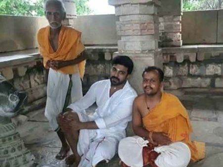 సాధువుల పక్కన సామాన్యుడిలా.. వైరల్ అవుతున్న రాంచరణ్ ఫోటో!