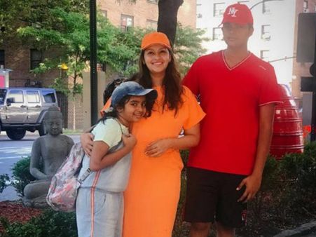 వైరల్ పిక్స్ : ఫారెన్ లో రేణుదేశాయ్ ..ఎట్టకేలకు అకిరా సీక్రెట్ బయటకు.. ముగ్గురూ ఒకేలా!