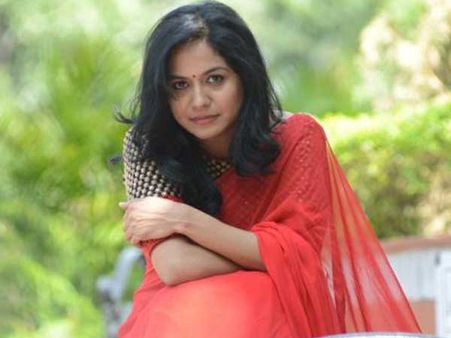 రెండో పెళ్లి వార్తలపై... అయోమయం క్రియేట్ చేసిన సింగర్ సునీత!