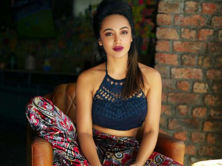 తేజస్వి పక్కా చీటింగ్.. అలా క్యాష్ చేసుకొంటుంది.. జిమ్మిక్కు అంటే అదే..