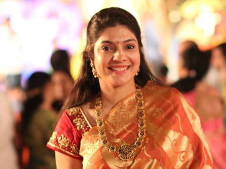 పవన్ కళ్యాణ్ చెప్పేది నా బుర్రకు ఎక్కేది కాదు.. ప్రేమ కథ పూసగుచ్చినట్లు చెప్పింది!