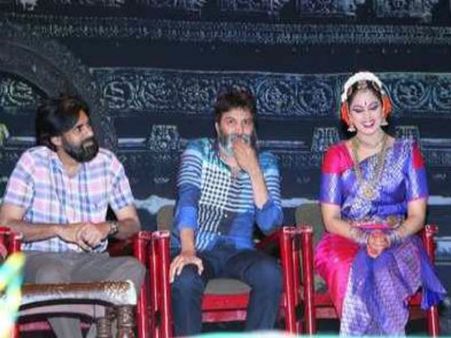 త్రివిక్రమ్ భార్య నాట్య ప్రదర్శన: సతీసమేతంగా హాజరైన పవన్ కళ్యాణ్ (ఫోటోస్)