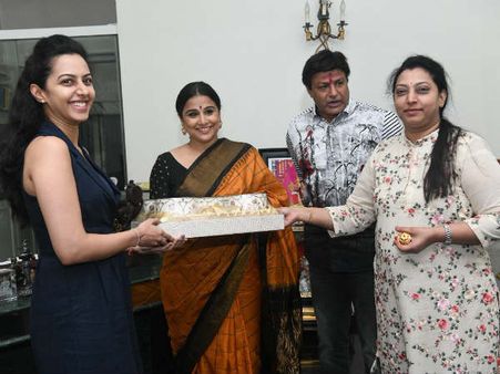 ఫోటోలు: బాలయ్య ఇంట్లో విద్యాబాలన్ సందడి.. చీర బహుకరణ!