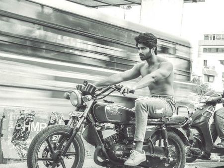 బట్టల్లేకుండా...? బిగ్‌బాస్ ఇంటి సభ్యులకు ఆ హీరో షాకివ్వబోతున్నాడా?