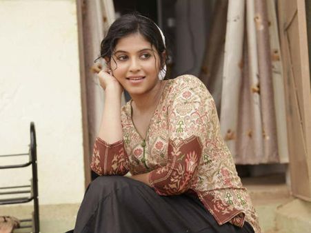 దోసె పెనంతో డైరెక్టర్ ముఖం పగులగొట్టిన అంజలి, తీవ్ర గాయం.. అసలేం జరిగిందంటే!