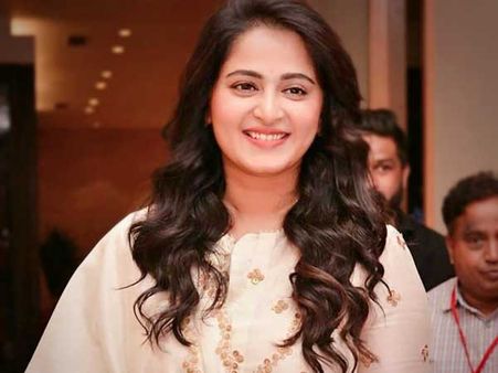 పురుచ్చి తలైవిగా అనుష్క, క్రేజీగా జయలలిత బయోపిక్.. ఐశ్వర్యారాయ్‌తో పోటీ!