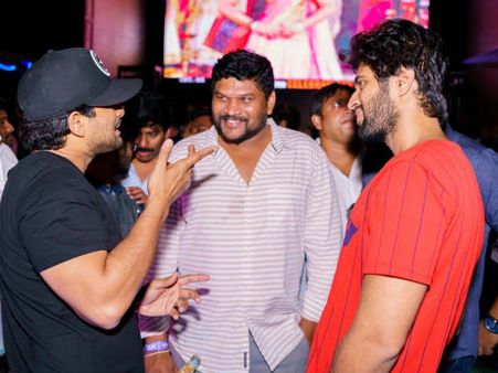 అల్లు అర్జున్ గ్రాండ్ పార్టీ ఇచ్చాడు: ఎందుకో తెలుసా? (ఫోటోస్)