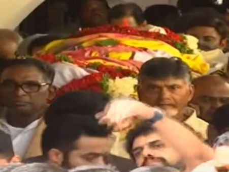 హరికృష్ణ అంతిమ యాత్ర ప్రారంభం.. పాడె మోసిన చంద్రబాబు!