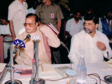 ఎన్టీఆర్‌కు వెన్నుపోటు... అంశం చుట్టూ ‘చంద్రబాబు బయోపిక్’