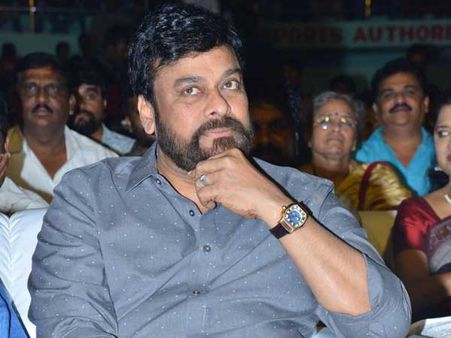 చిరంజీవిని పబ్లిక్‌గా ముద్దు పెట్టుకొన్న సీనియర్ నటి!