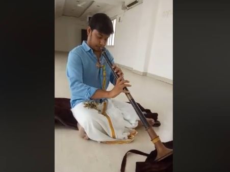 వీడు అసాధ్యుడే.. గీత గోవిందాన్ని ఎలా వాయించాడో చూడండి..