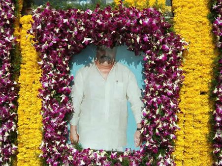 హరికృష్ణ అంతిమ యాత్ర: మహా ప్రస్థానంలో స్మారక చిహ్నం!