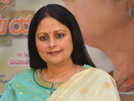 చిరంజీవి పోస్టర్ వేస్తే నష్టం తగ్గేదేమో? ఆస్తులన్నీ అమ్ముకున్నాం: జయసుధ