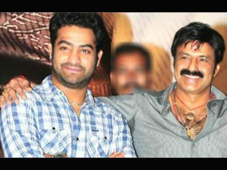 వైరల్ వీడియో: ఎన్టీఆర్, కళ్యాణ్ రామ్‌తో కలిసి భోజనం చేస్తూ బాలయ్య