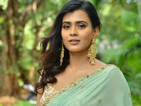 హీరో కిస్సులు పెట్టడంపై హెబ్బా పటేల్ సంచలనం, డబ్బులిస్తే....