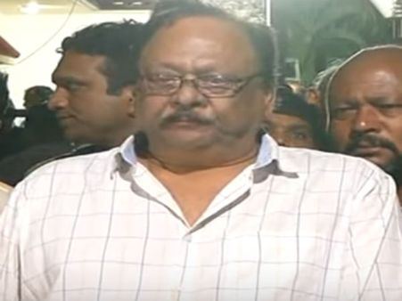 తీసుకోరా అంటే వద్దన్నాడు: రెబల్ స్టార్ కంటతడి, హరికృష్ణ ఫ్యామిలీకి వెంకీ, వినాయక్ పరామర్శ