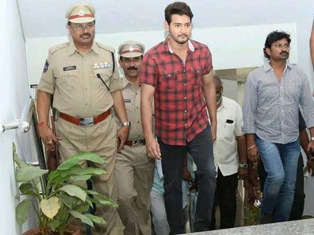 ఫోటోలు: క్రికెట్ గ్రౌండ్‌లో గొడవ.. తెలంగాణ పోలీసులతో మహేష్ బాబు భేటీ!