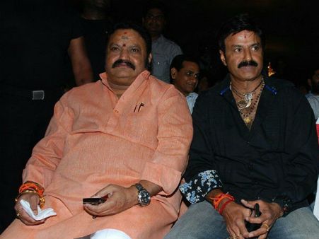 హరికృష్ణ మృతి: ఆసుపత్రికి చేరుకున్న బాలకృష్ణ.. వరుసగా నందమూరి కుటుంబ సభ్యులు!