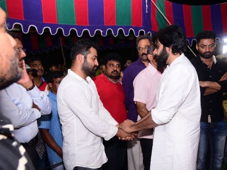 ఫోటోలు: ఎన్టీఆర్‌ని ఓదార్చుతున్న పవన్, చేతిలో చేయిపెట్టి.. హరికృష్ణకు నివాళి!