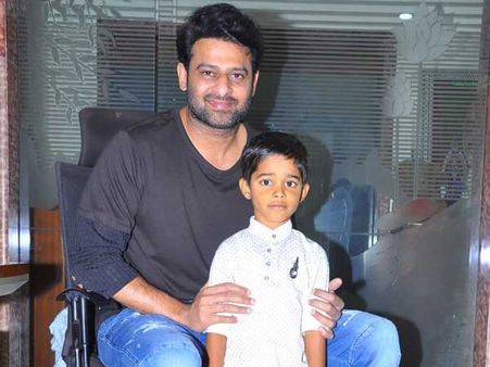 చిన్నారి అభిమాని కోరిక తీర్చిన హీరో ప్రభాస్ (ఫోటోస్)