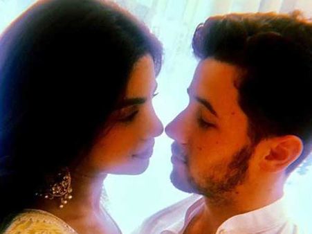 నా ఎంగేజ్‌మెంట్ జరిగింది.. నిక్ జోన్‌తో ప్రియాంక రొమాంటిక్‌గా