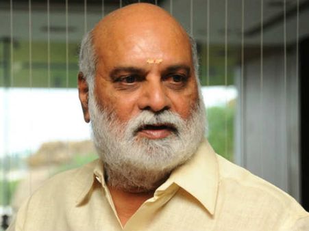 తిరుమల ఘాట్ రోడ్‌లో ప్రమాదం.. త‌ృటిలో తప్పించుకొన్న రాఘవేంద్రరావు!