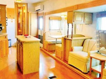 సల్మాన్ కార్‌వాన్ చూస్తే షాకే.. ఇంధ్రభవనాన్ని తలపించే విధంగా