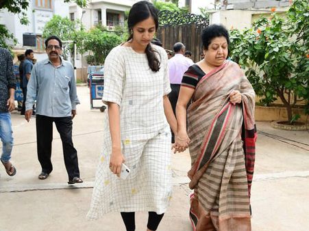 కన్నీరు పెట్టుకుంటూ హరికృష్ణ నివాసానికి ఎన్టీఆర్ తల్లి.. వెంటవచ్చిన ప్రణతి!