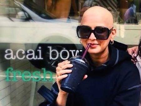 మృత్యువుతో పోరాడుతున్న సొనాలి బింద్రే.. కష్టాల్లో వీడని ఆ నలుగురు.. అక్కడే మకాం..