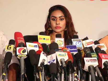 ఆ తమిళ నటి ఎవరు, సస్పెన్స్‌లోకి నెట్టిన శ్రీరెడ్డి.. పోలీసు అంటూ షాకింగ్ న్యూస్!