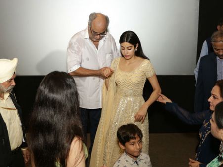 శ్రీదేవి మనసు గెలవడానికి 12 ఏళ్లు పట్టింది: బోనీ కపూర్; అమ్మ జ్ఞాపకంతో ఏడ్చేసిన జాహ్నవి!