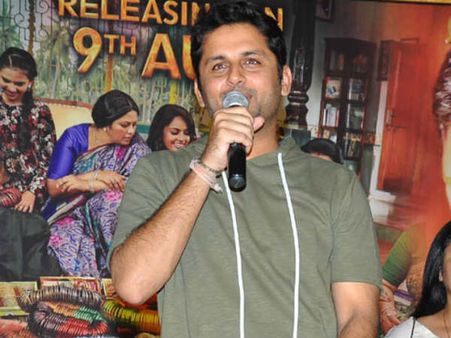 నితిన్ ఓవర్ చేశాడా? స్టేజీపైనే ఎమోషనల్, దర్శకుడికి ముద్దు..
