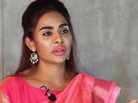 పోలీసులు హెచ్చరించినా అదే పని.... అది శ్రీరెడ్డి వీడియోనా? కాదా?