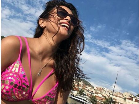 బికినీ ఫోటోలతో అభిమానులకు కనువిందు చేసిన శ్రీయ