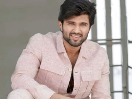 సమంత క్రాకర్స్‌తో సంబరాలు చేసుకున్న విజయ్ దేవరకొండ