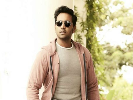 మంచు ఫ్యామిలికి షాకిచ్చిన డైరెక్టర్.. రాత్రికి రాత్రే..