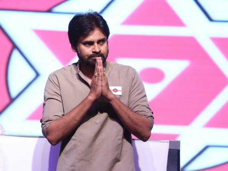 పవన్ కళ్యాణ్ పుట్టినరోజు: ఫ్యాన్స్ ట్వీట్లతో సోషల్ మీడియా దద్దరిల్లిపోతోంది!