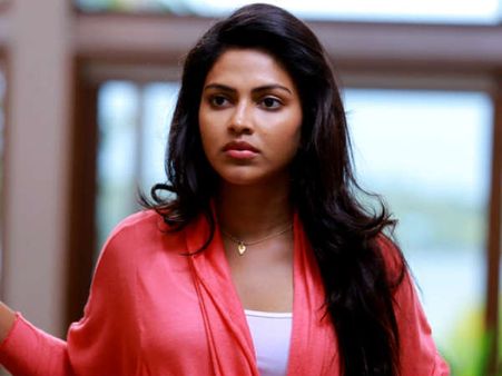 అమలా పాల్ మూవీ పోస్టర్ మీద దారుణమైన కామెంట్స్, ఎందుకంటే..?