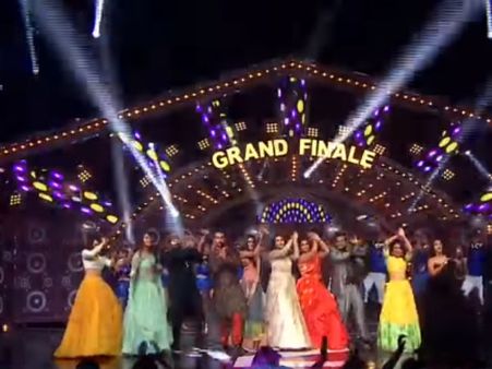 రంగీలా పాటకు ఊపేసిన తేజస్వి.. అదరేటి డ్రస్సు మీరేస్తే అంటూ దీప్తి సునైనా