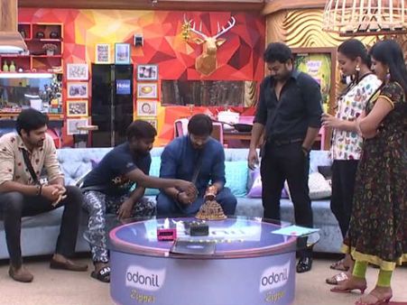 కౌశల్ కూతురు బర్త్‌డే కేక్ వెనక్కి, రొమాంటిక్ డోస్ పెంచిన బిగ్ బాస్!