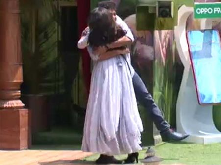 బిగ్ బాస్2: తనీష్, తేజస్వి రొమాన్స్ అదిరిందిగా.. దూరంగానే సునైనా!