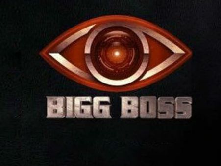 ఆమె గొంతు పిసికాడు: బిగ్ బాస్ ఇంట్లో ఒకరిపై ఒకరు దాడి, తప్పు ఎవరిది?