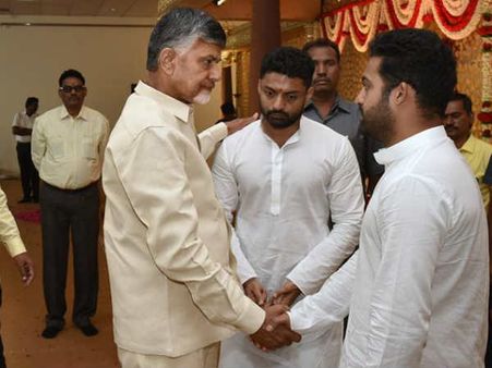 ఫోటోలు: హరికృష్ణ పెద్ద కర్మ.. ఎన్టీఆర్‌తో చంద్రబాబు!