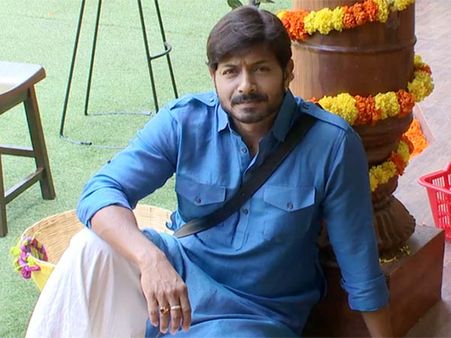 అర్దరాత్రి.....బిగ్‌బాస్ హౌస్ బయట కౌశల్ ఆర్మీ సంచలనం!