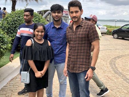 అభిమానితో మహేష్ బాబు.. వైరల్ అవుతున్న ఫోటో!