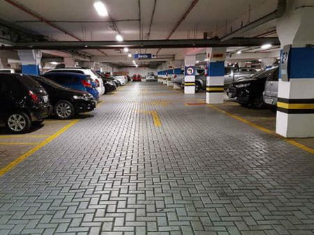 సినిమా థియేటర్లో పార్కింగ్ ఫీజు వసూలు... అతడికి రూ. 50 వేలు కట్టమన్న కోర్టు!